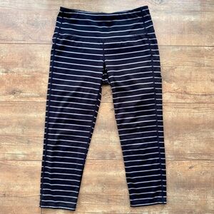 Athleta Chaturanga Black Grey Striped Mid-Rise Cropped Capri Legging Size Small